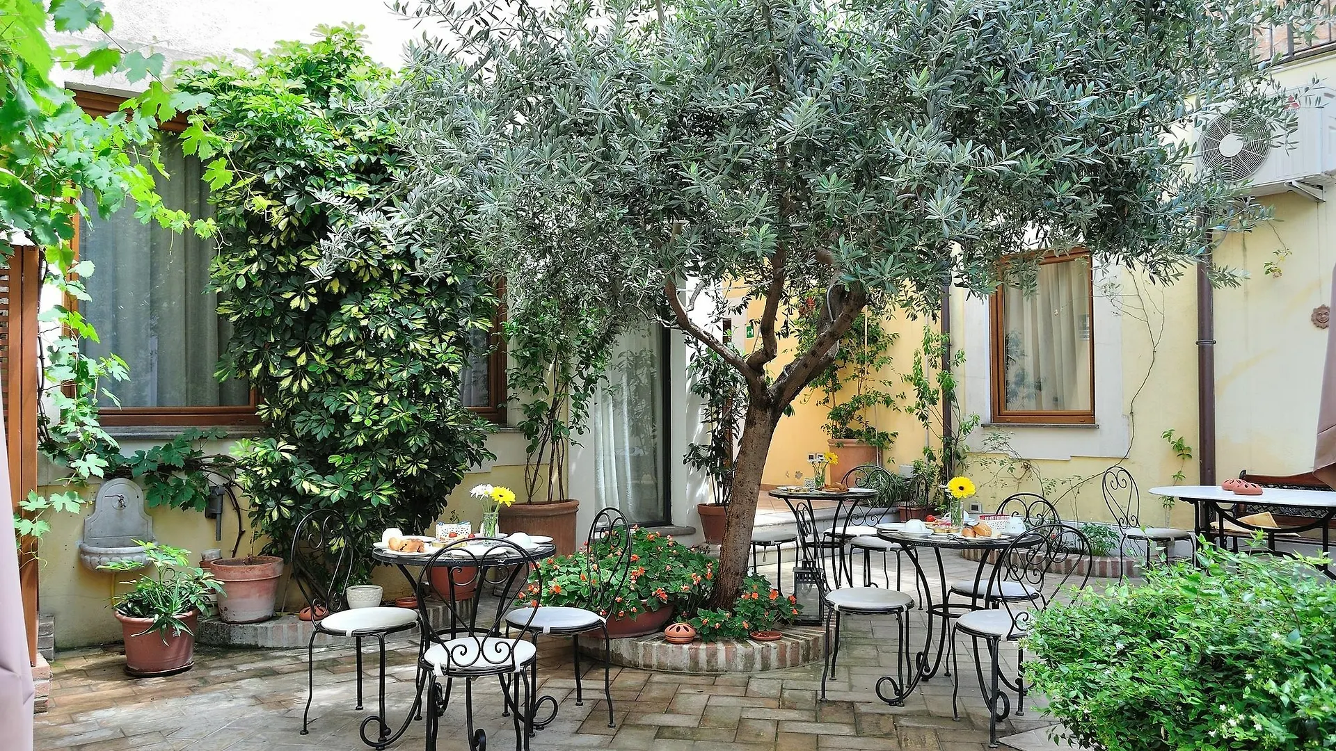 *** Guest house Le Clarisse Trastevere Rome Italy